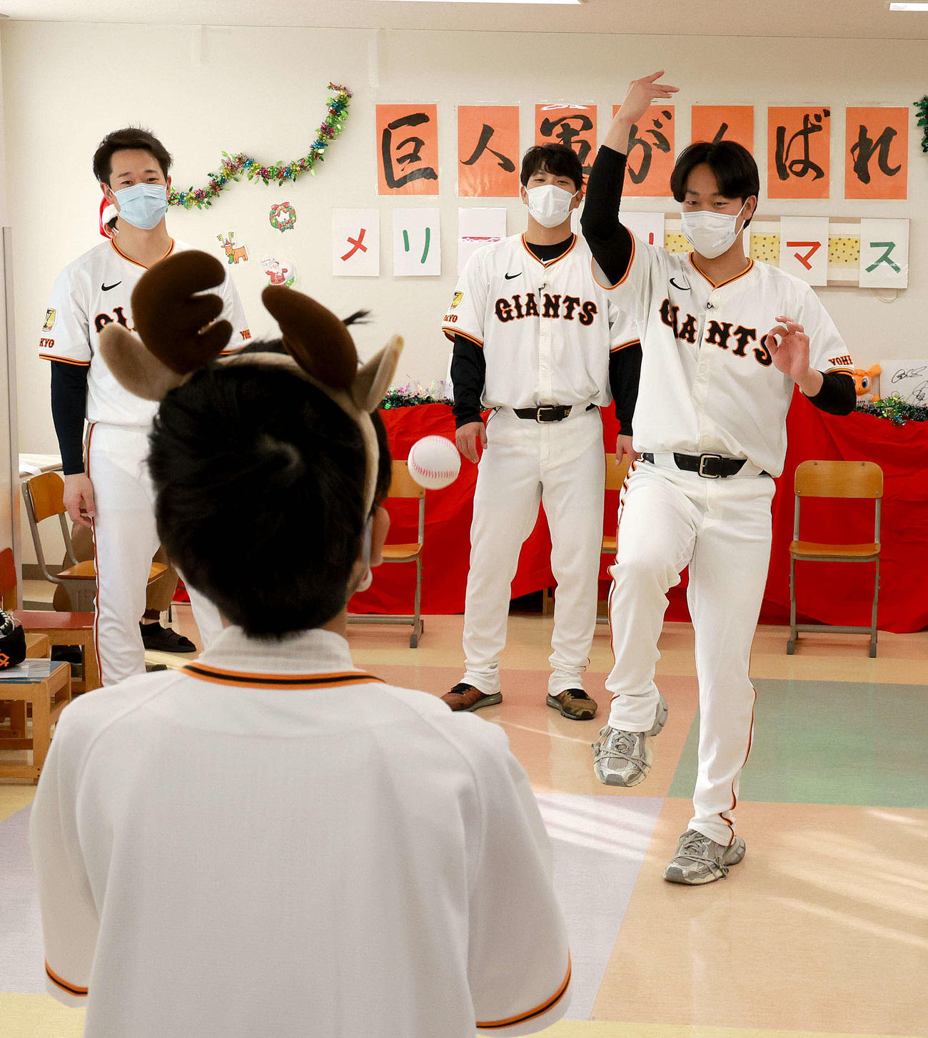 院内学級の子どもたちと交流した、左から巨人中川、大城卓、山崎（球団提供）