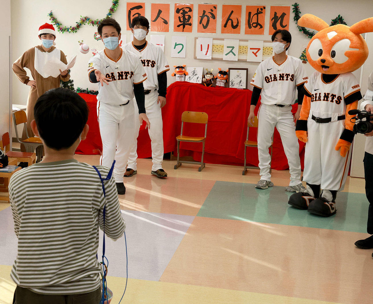 院内学級の子どもたちと交流した、左から巨人中川、大城卓、山崎（球団提供）