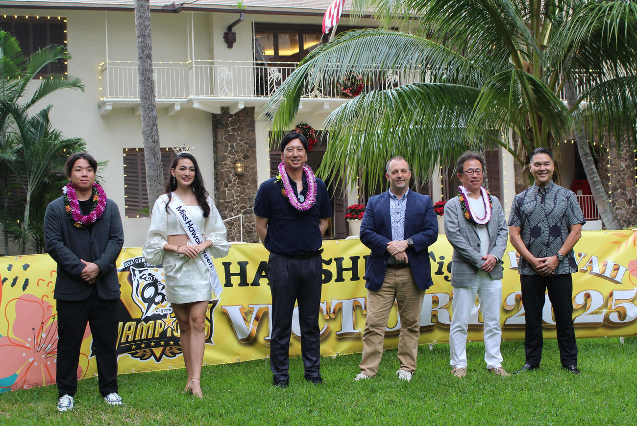 優勝旅行が行われるハワイに到着し、ホテルで歓迎セレモニーを受ける阪神粟井球団社長（右から2人目）藤川監督（左から３人目）と村上（左端）（撮影・磯綾乃）
