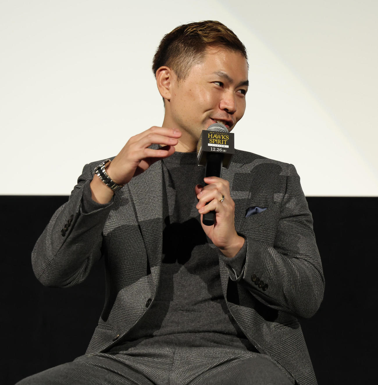 映画「HAWKS SPIRIT　－273日の記憶－」舞台あいさつで話をする中村晃（撮影・梅根麻紀）