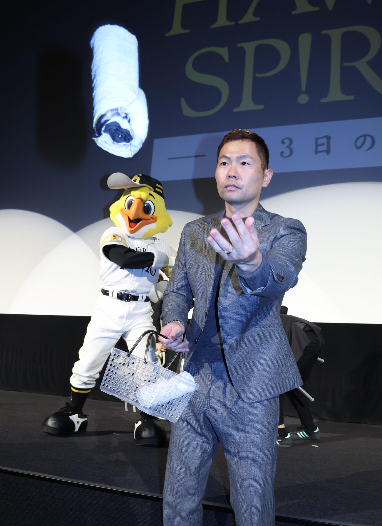 映画「HAWKS SPIRIT　－273日の記憶－」舞台あいさつ終了後、プレゼントをファンに贈る中村晃（撮影・梅根麻紀）