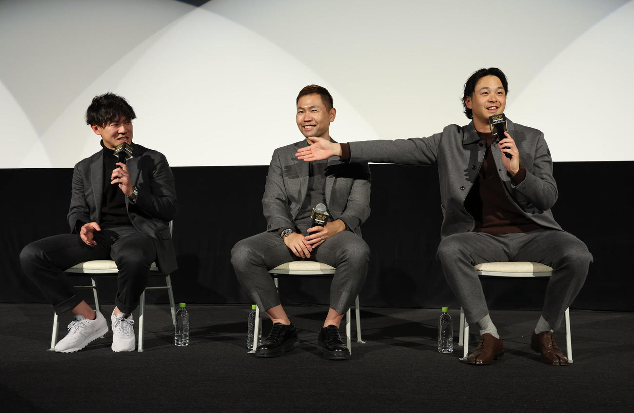 映画「HAWKS SPIRIT　－273日の記憶－」の舞台あいさつで楽しいトークを繰り広げる左から牧原大、中村晃、川瀬（撮影・梅根麻紀）