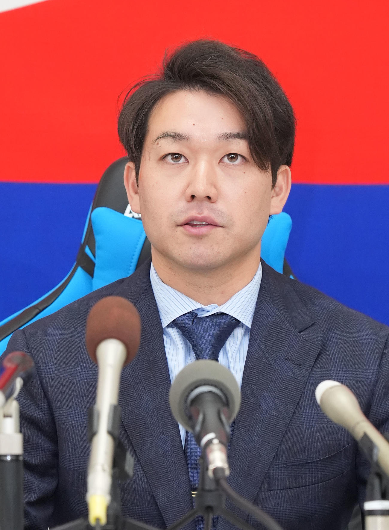 契約交渉を終え会見する山本（撮影・森本幸一）