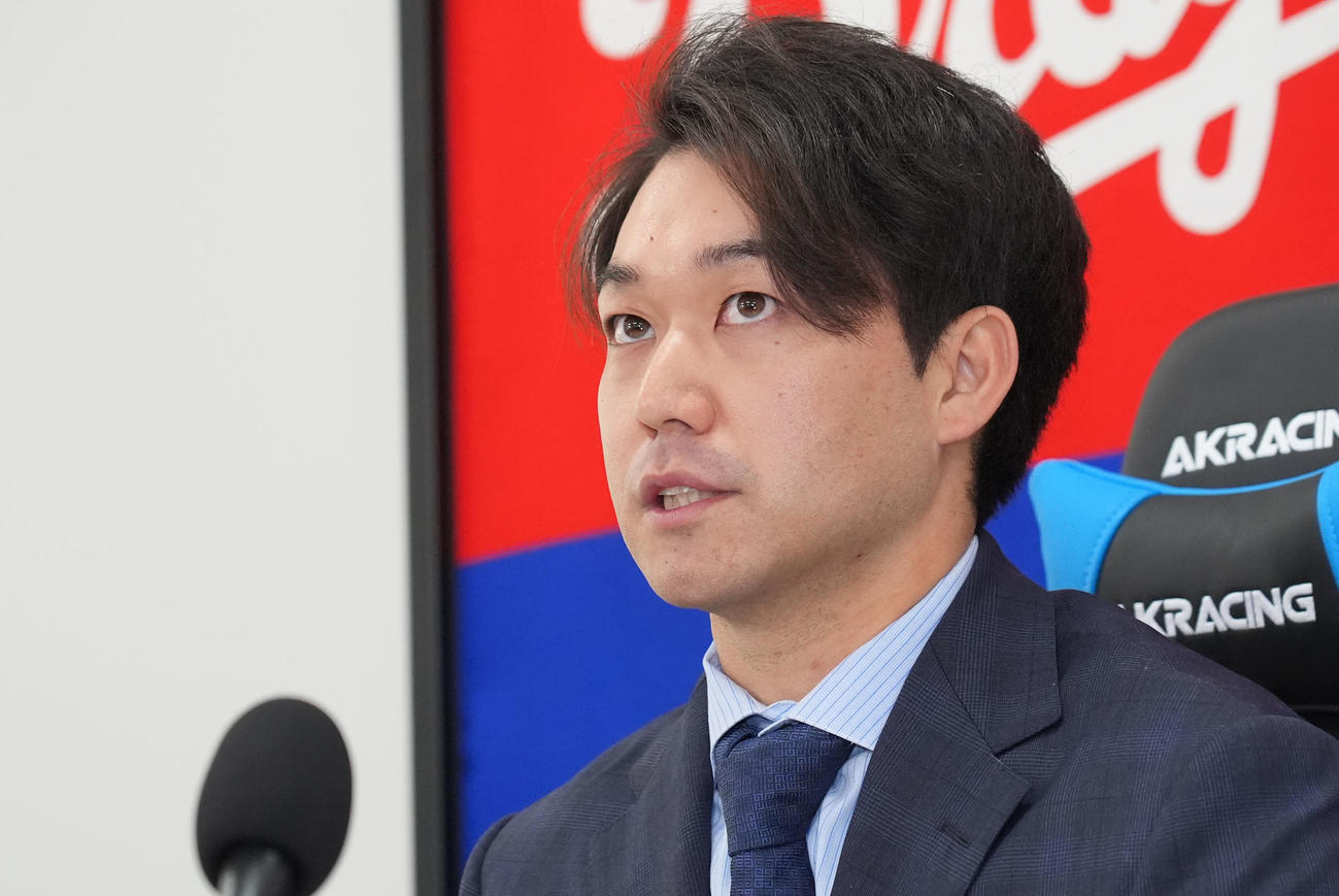 契約交渉を終え会見する山本（撮影・森本幸一）