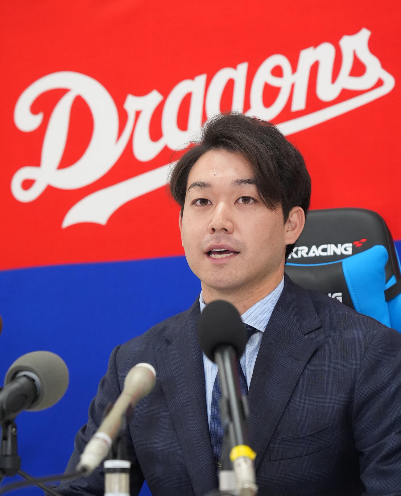 契約交渉を終え会見する山本（撮影・森本幸一）