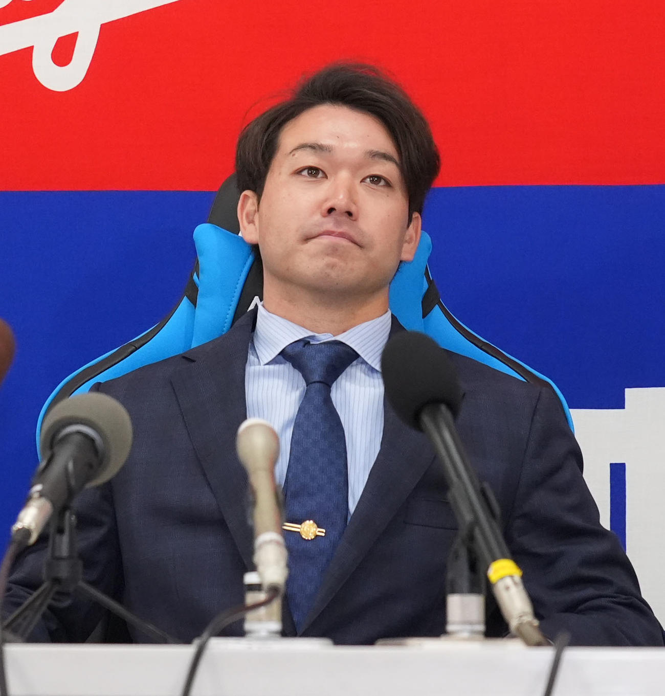 契約交渉を終え会見の席に着く山本（撮影・森本幸一）