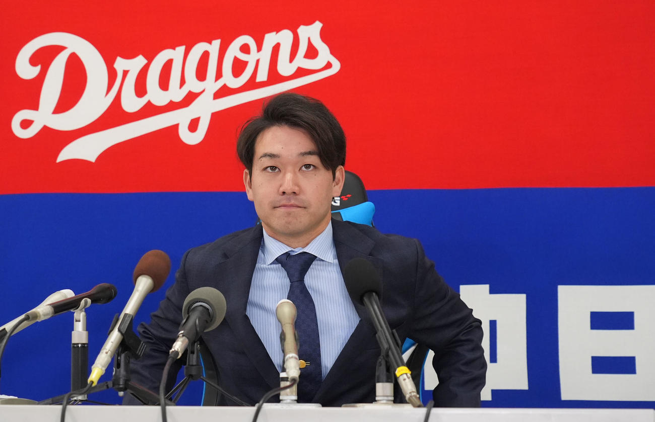 契約交渉を終え会見する山本（撮影・森本幸一）