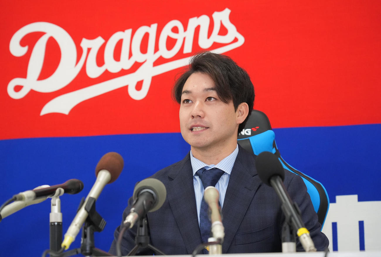 契約交渉を終え会見する山本（撮影・森本幸一）