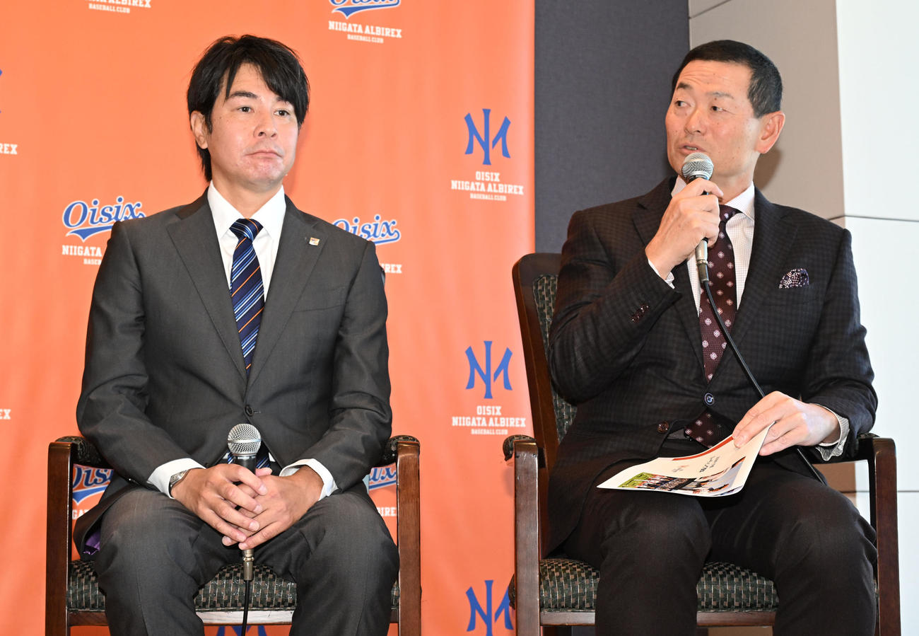 オイシックス新潟アルビレックスBCのCBOに就任し記者会見で武田監督（左）とトークセッションする桑田氏（撮影・千葉一成）