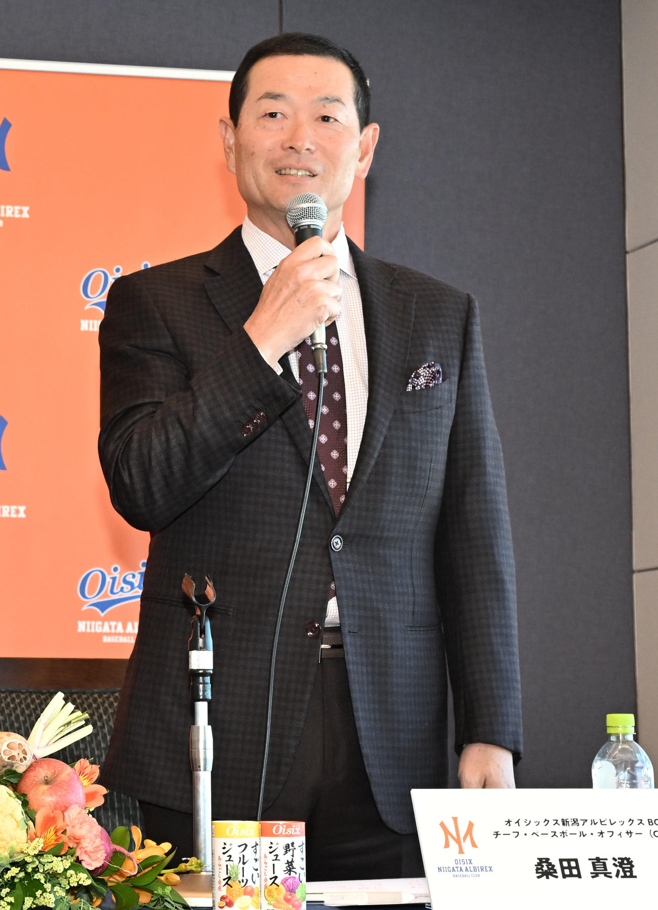 オイシックス新潟アルビレックスBCのCBO就任記者会見であいさつする桑田氏（撮影・千葉一成）