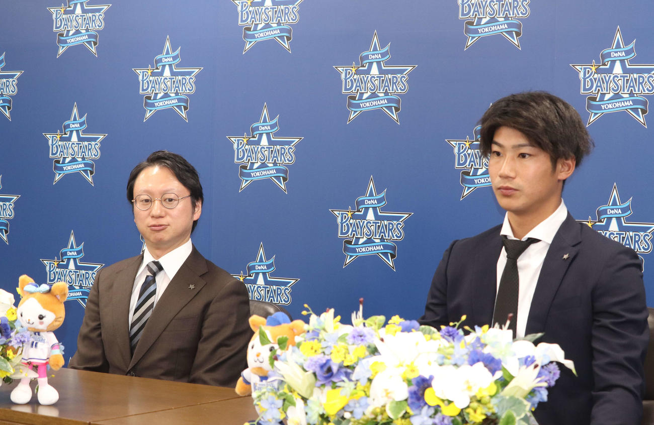 入団会見に臨んだDeNA浜（右）と木村社長（撮影・小早川宗一郎）