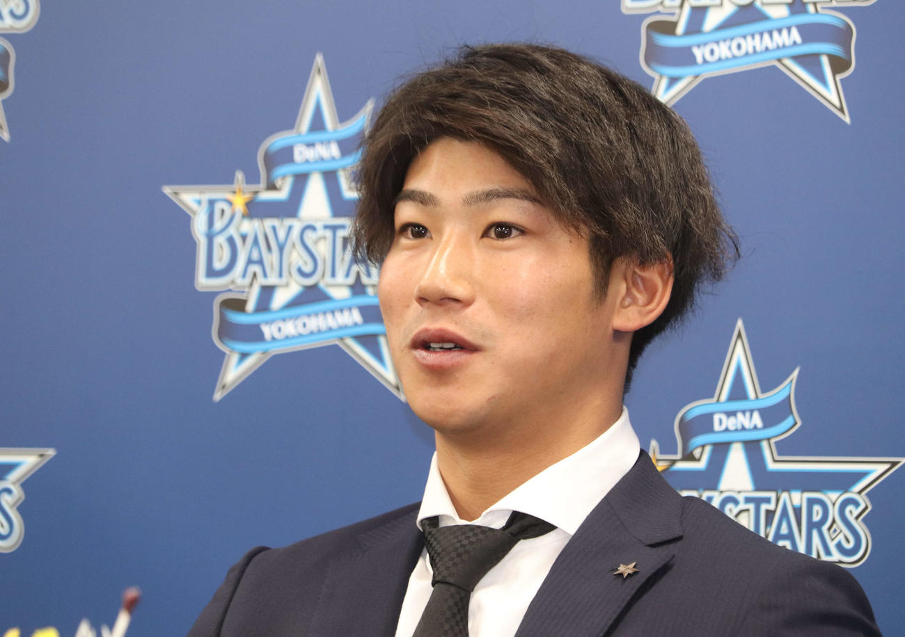 入団会見に臨んだDeNA浜（撮影・小早川宗一郎）