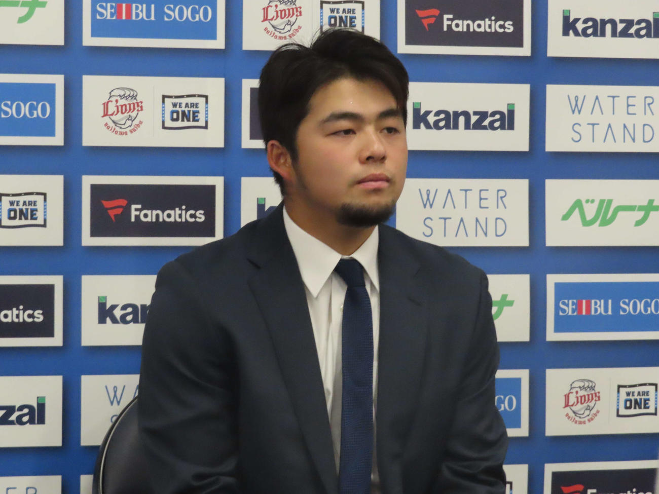 契約更改交渉を終え、会見に臨んだ西武豆田