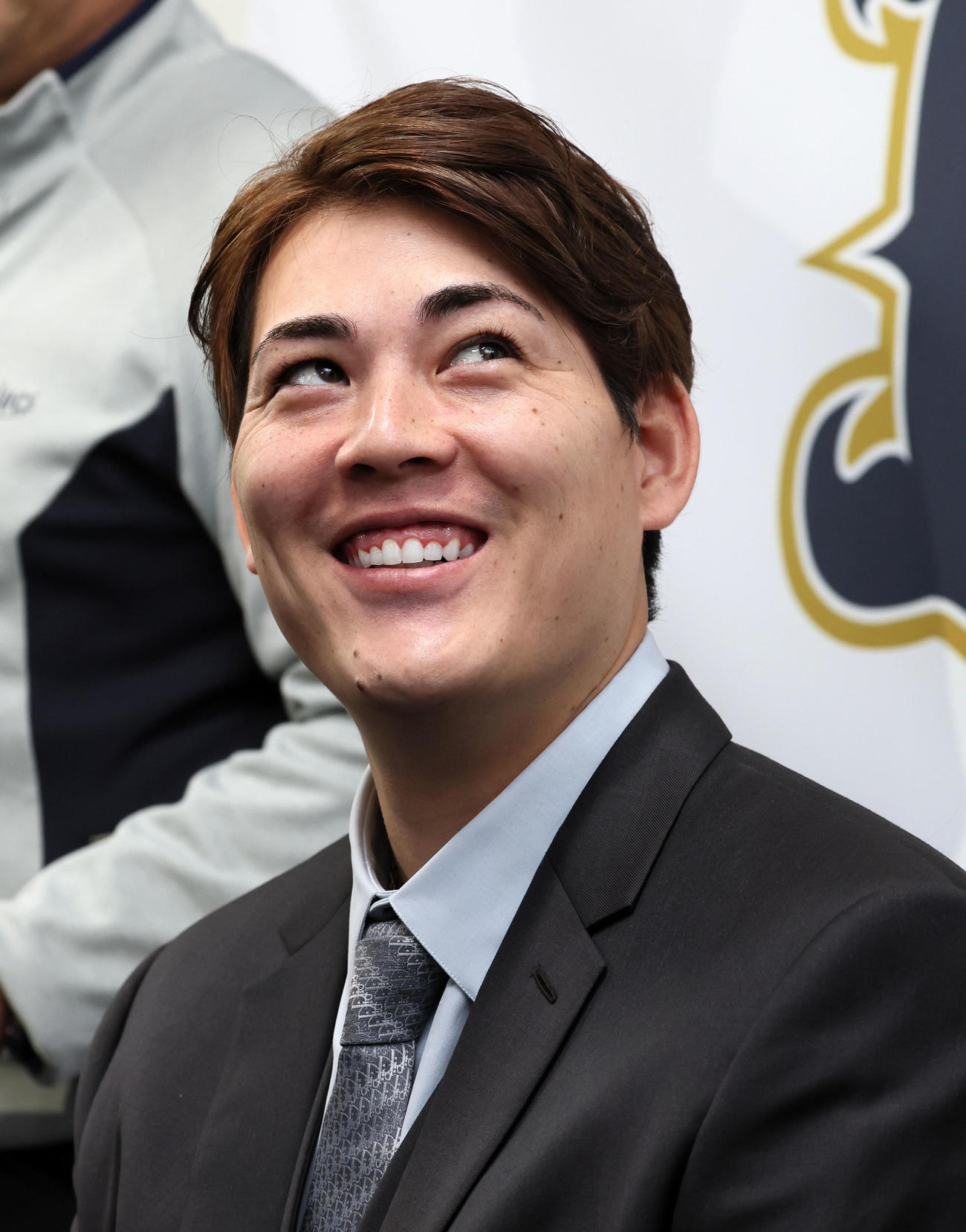 契約を更改し記者の質問に笑顔を見せるオリックス九里（撮影・加藤哉）