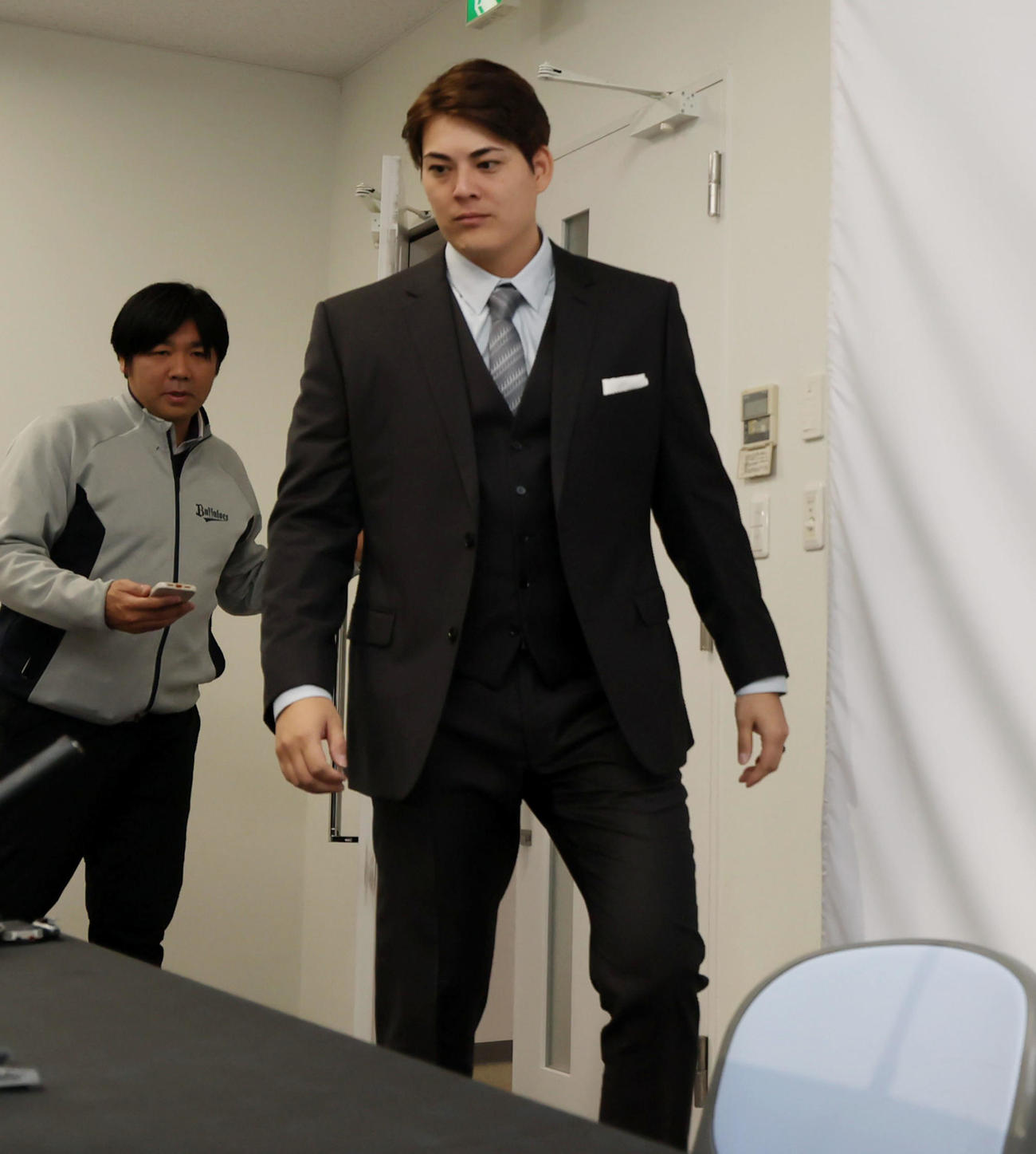 契約を更改し会見場に入るオリックス九里（撮影・加藤哉）