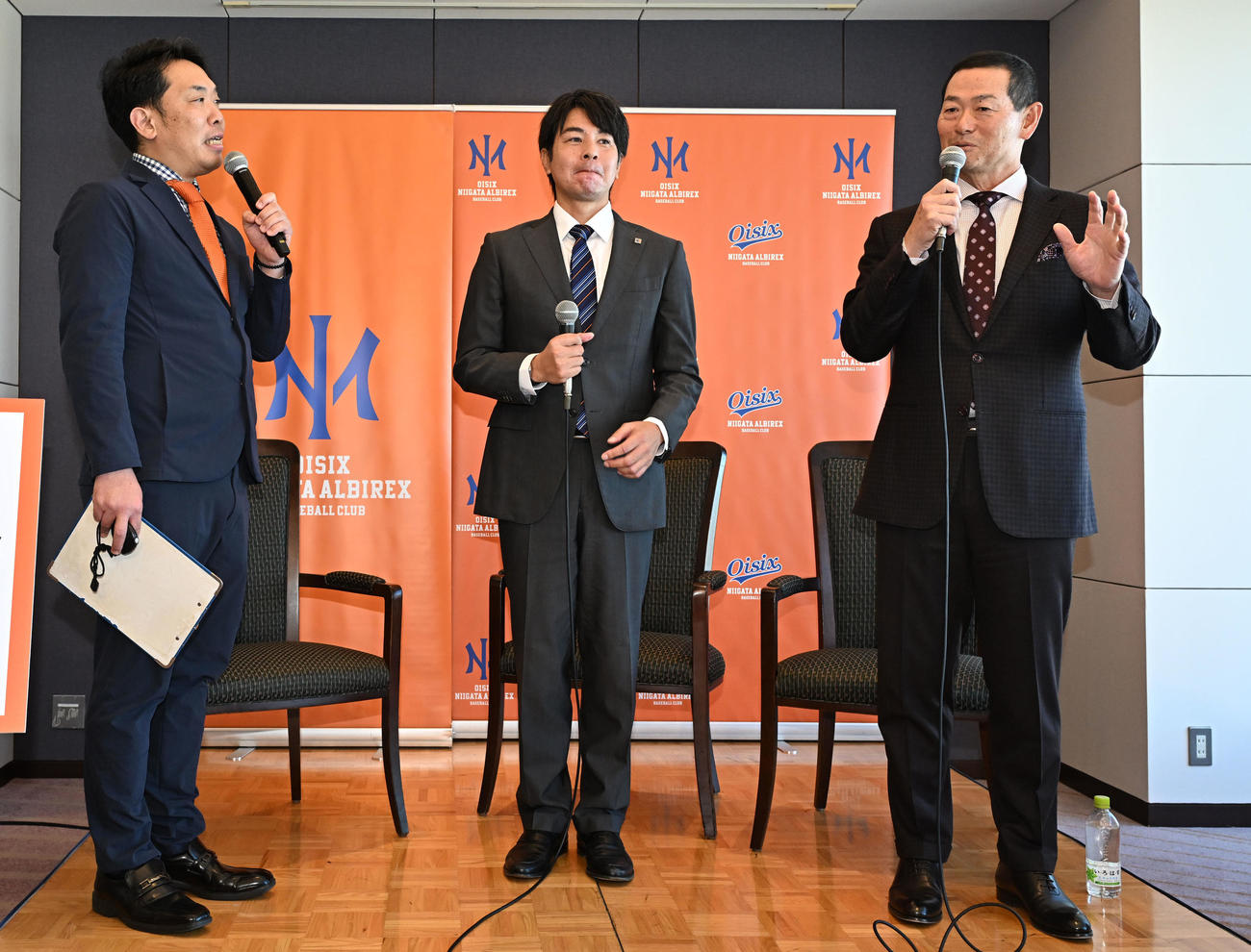 オイシックス新潟アルビレックスBCのCBOに就任し記者会見で武田監督（中央）とトークセッションする桑田氏（右）（撮影・千葉一成）
