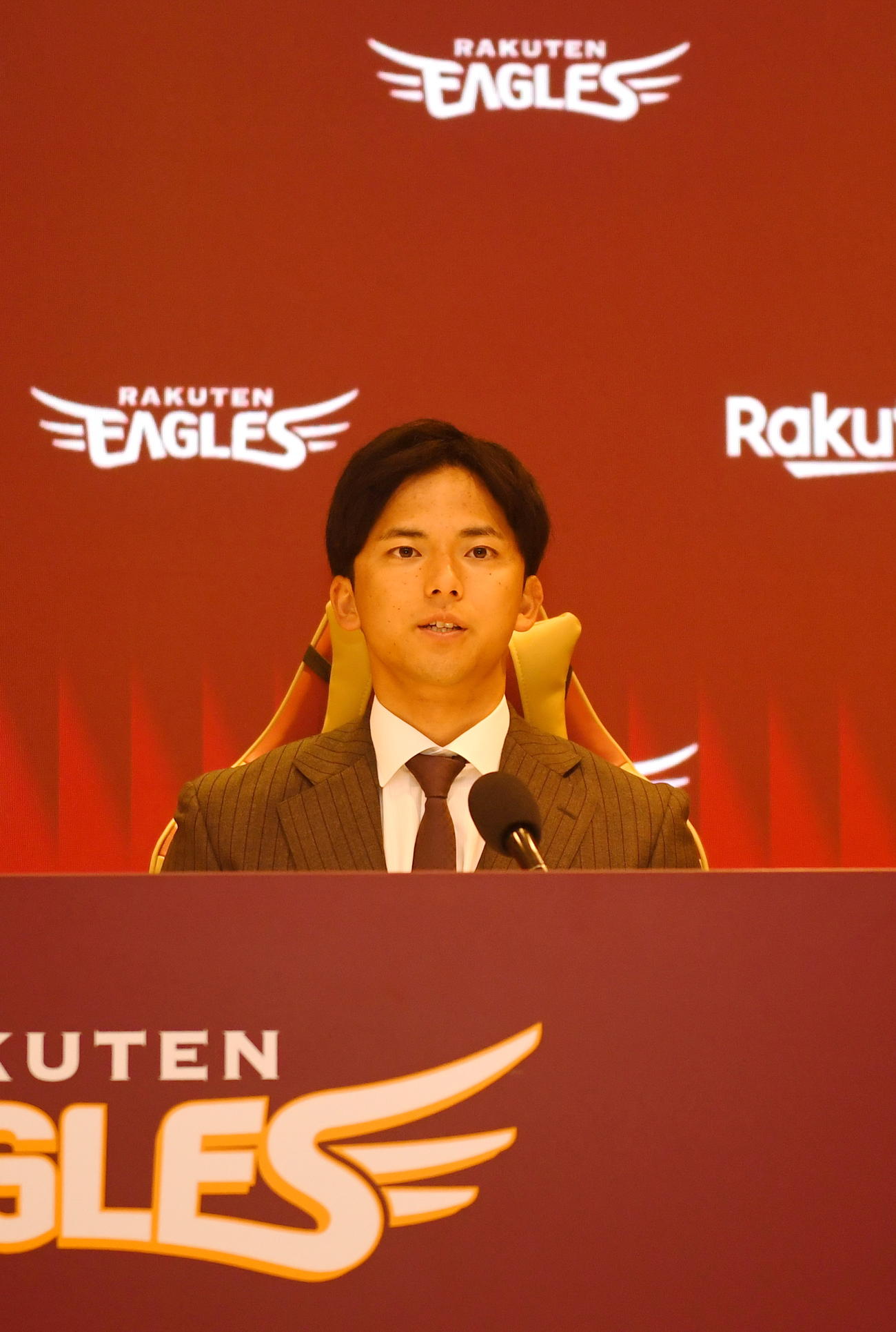 契約更改交渉を終え、会見する楽天宗山（撮影・山田愛斗）