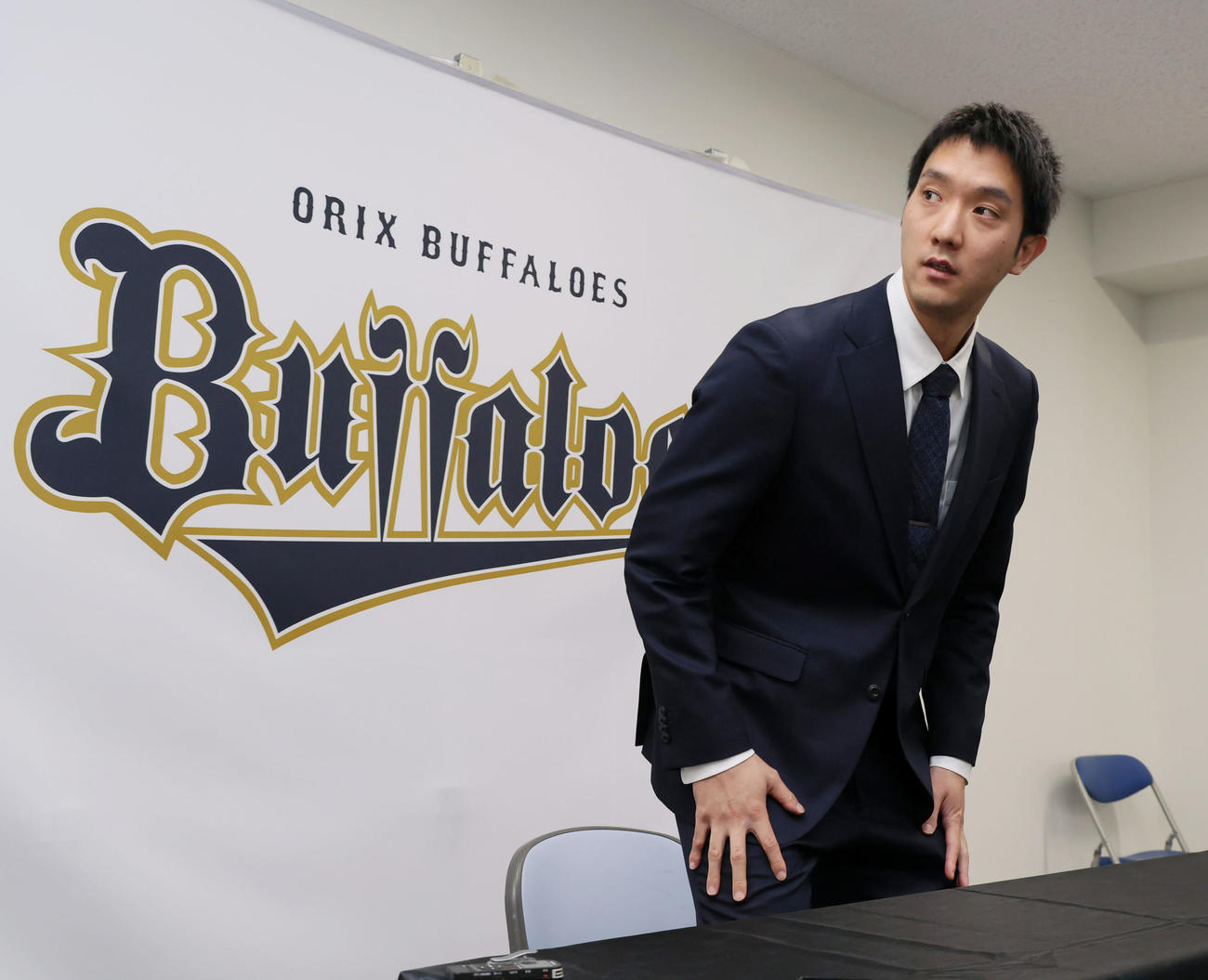 契約を更改し記者会見の椅子に座るオリックス田嶋（撮影・加藤哉）