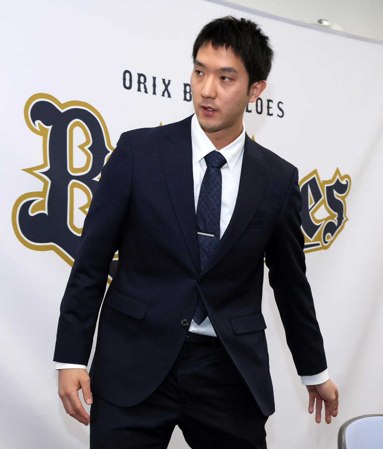 契約を更改し記者会見を終え席を立つオリックス田嶋（撮影・加藤哉）