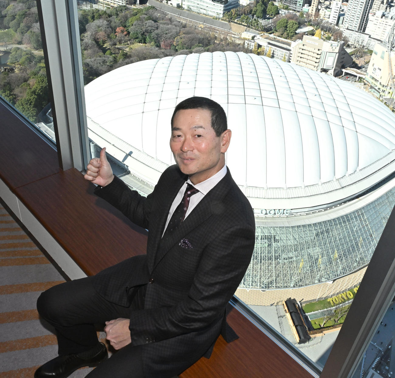 オイシックス新潟アルビレックスBCのCBO就任記者会見で、東京ドームを背に写真撮影に応じる桑田氏（撮影・千葉一成）