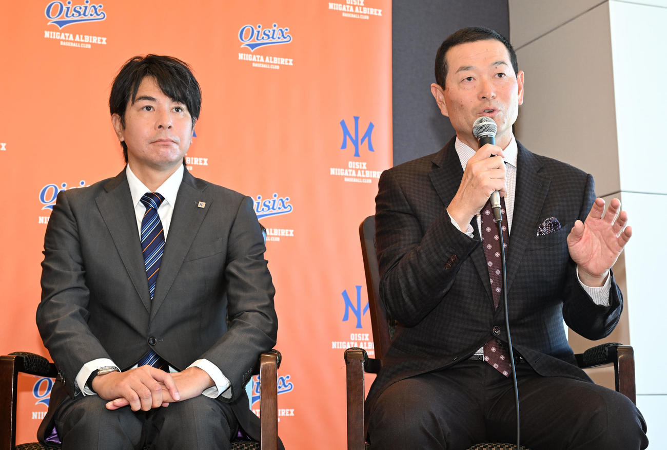 オイシックス新潟アルビレックスBCのCBO就任記者会見で記者の質問に答える桑田氏。左は武田監督（撮影・千葉一成）