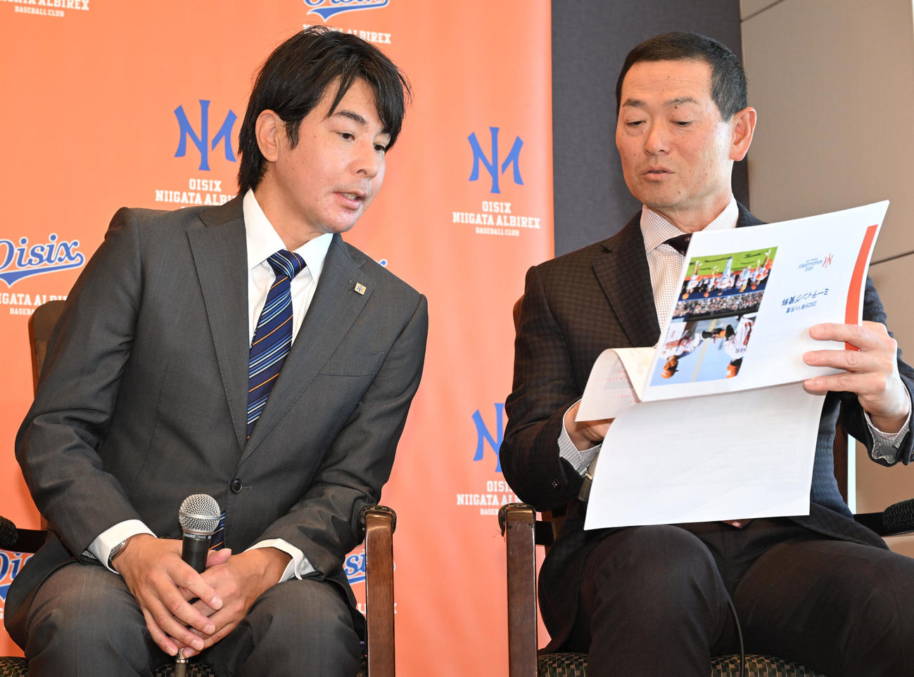 武田監督（左）と資料を手に話すオイシックス新潟アルビレックスBCのCBOに就任した桑田氏（撮影・千葉一成）