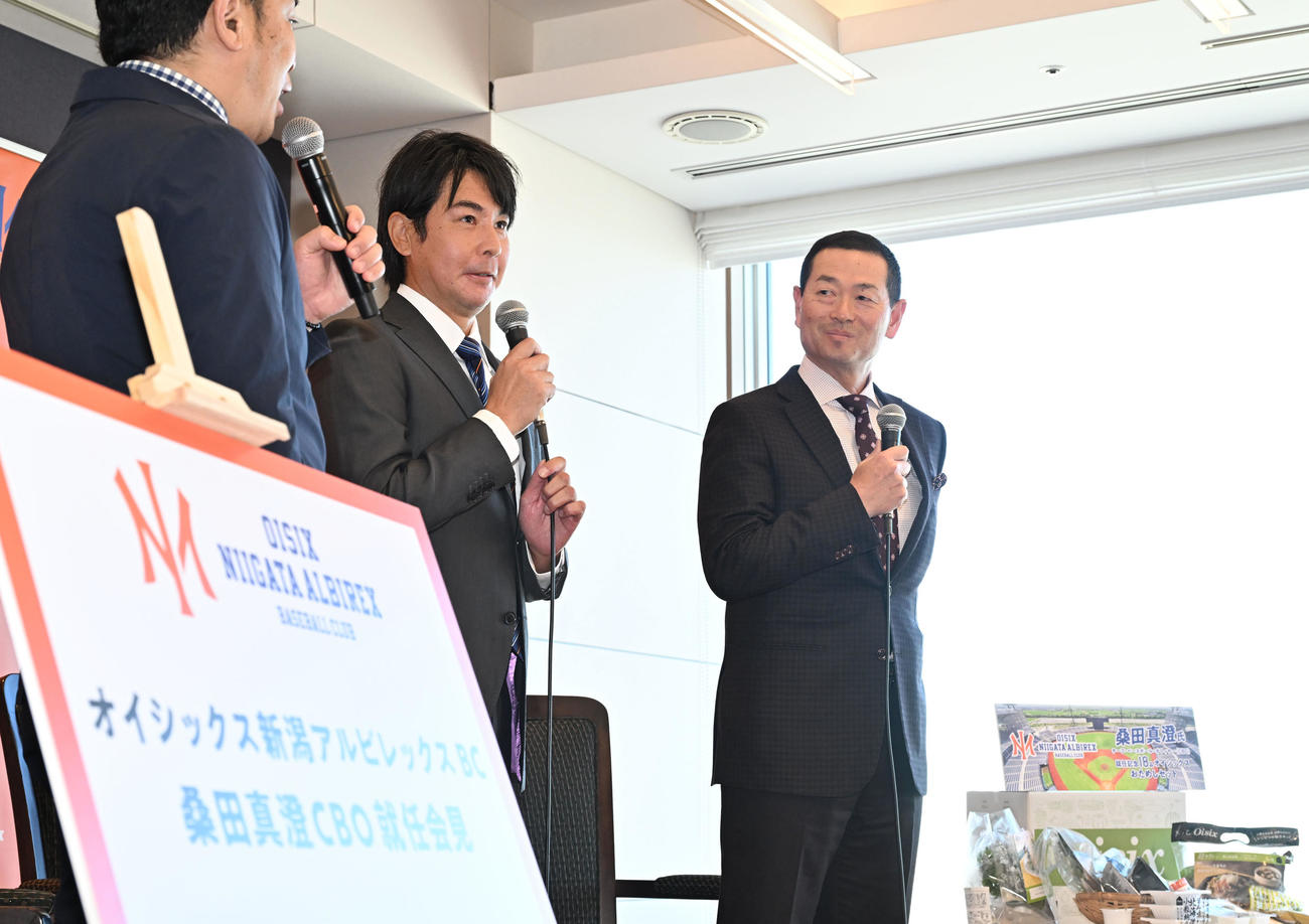 オイシックス新潟アルビレックスBCのCBOに就任し記者会見で武田監督（中央）とトークセッションする桑田氏（右）（撮影・千葉一成）