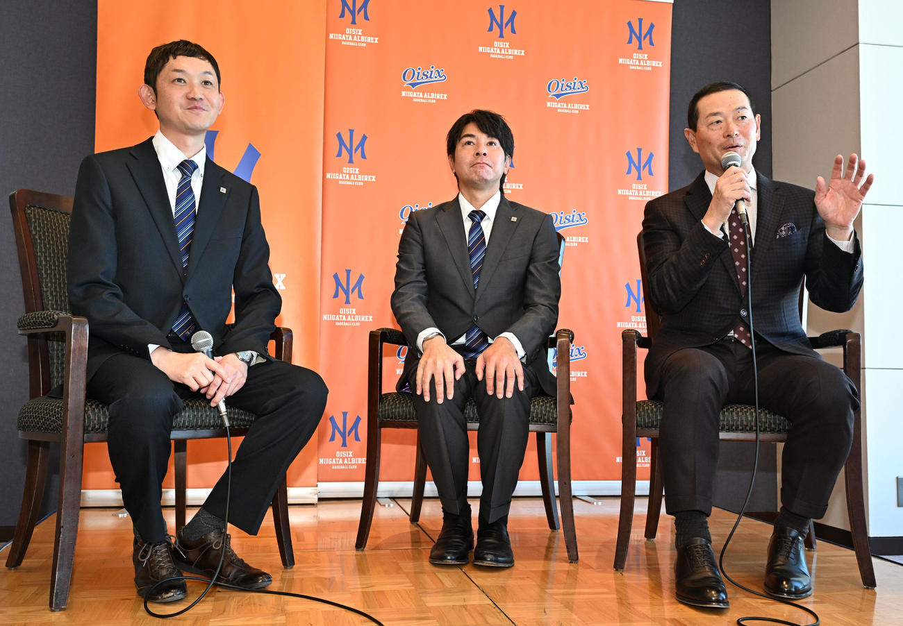 オイシックス新潟アルビレックスBCのCBO就任記者会見で記者の質問に答える、右から桑田氏、武田監督、新潟プロ野球団の池田社長（撮影・千葉一成）