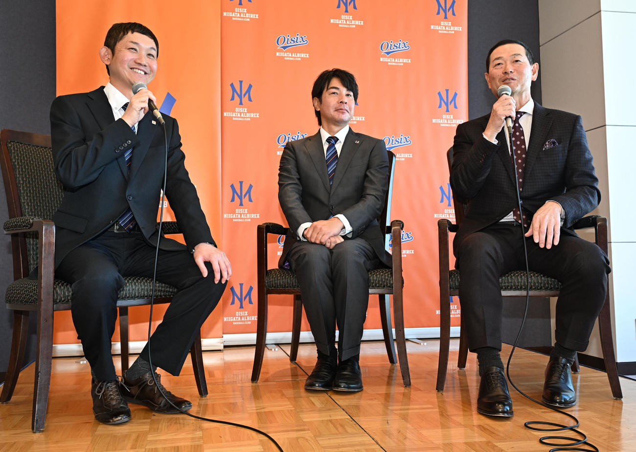 オイシックス新潟アルビレックスBCのCBO就任記者会見で記者の質問に答える、右から桑田氏、武田監督、新潟プロ野球団の池田社長（撮影・千葉一成）