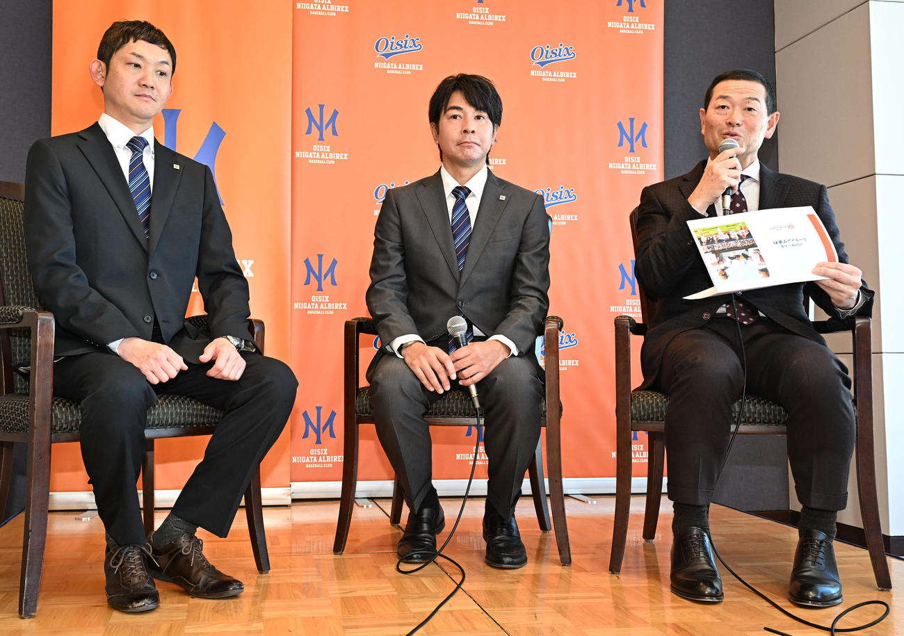 オイシックス新潟アルビレックスBCのCBO就任記者会見で記者の質問に答える、右から桑田氏、武田監督、新潟プロ野球団の池田社長（撮影・千葉一成）