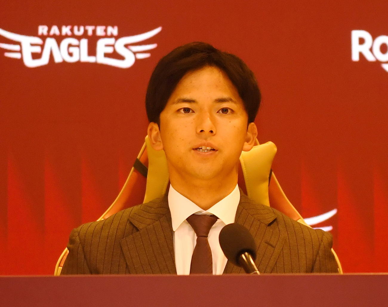契約更改交渉を終え、会見する楽天宗山（撮影・山田愛斗）
