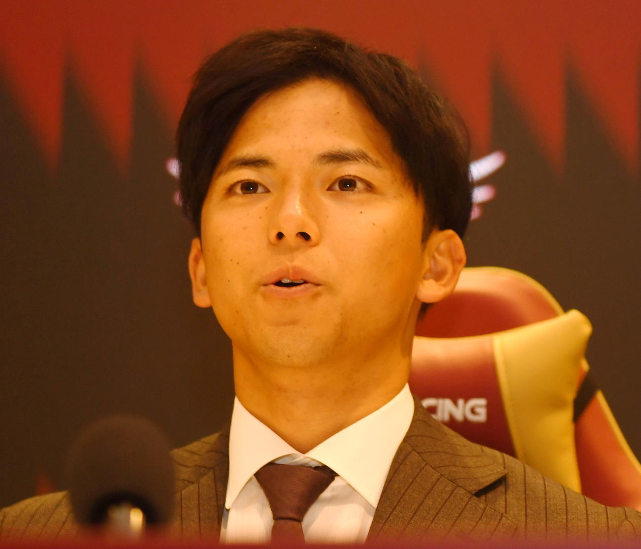 契約更改交渉を終え、会見する楽天宗山（撮影・山田愛斗）