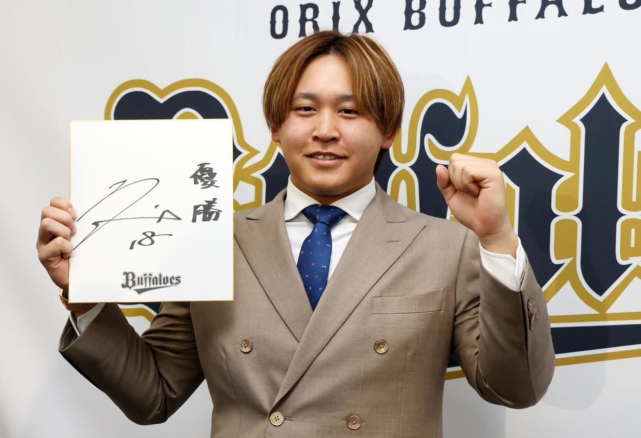 契約を更改し来年の目標である「優勝」と描かれた色紙を手に笑顔を見せるオリックス宮城（撮影・加藤哉）