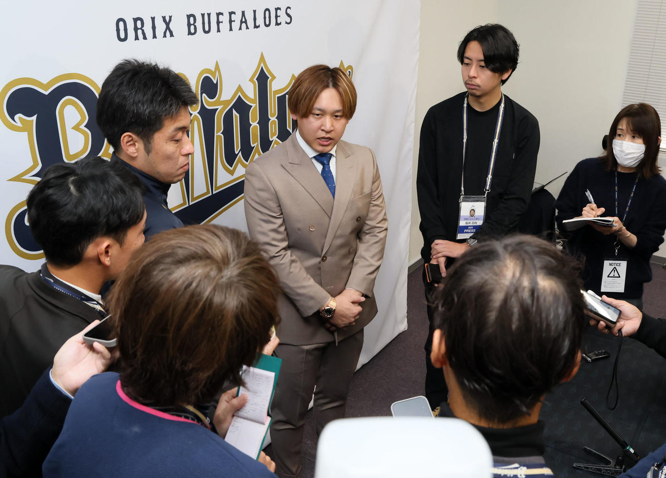 契約を更改し会見を終えたオリックス宮城は記者からの質問に答える（撮影・加藤哉）
