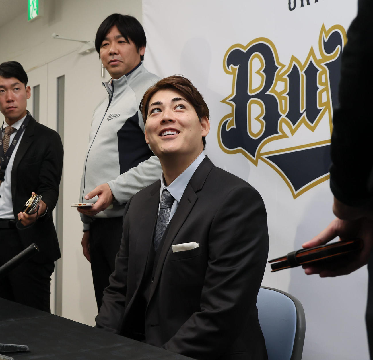 契約を更改し記者からの質問に笑顔を見せるオリックス九里（撮影・加藤哉）