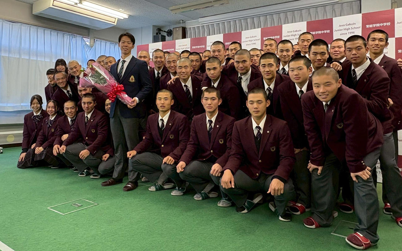 常総学院野球部の後輩と笑顔を見せる日本ハムドラフト1位の大川