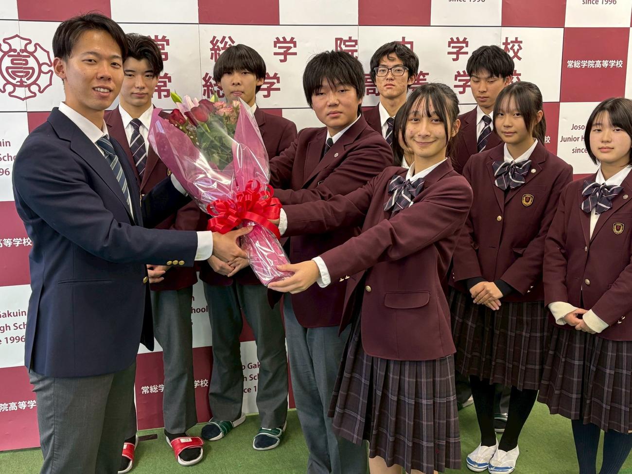 常総学院の生徒会から花束を贈られ笑顔の日本ハムドラフト1位大川