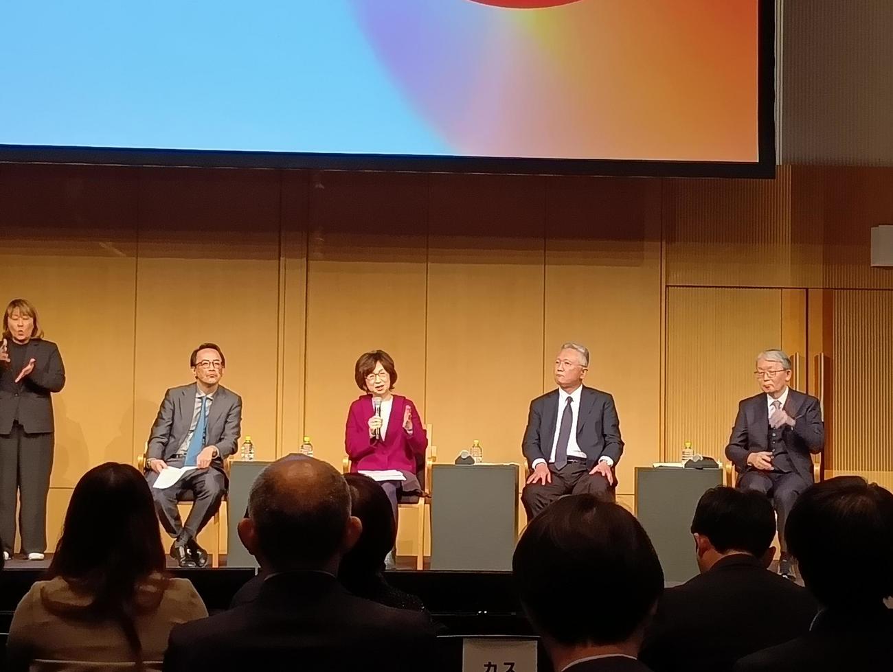 日本流スポーツエコシステムの構築に向けて議論するDeNA南場智子会長（左から2人目）右は巨人山口オーナー。