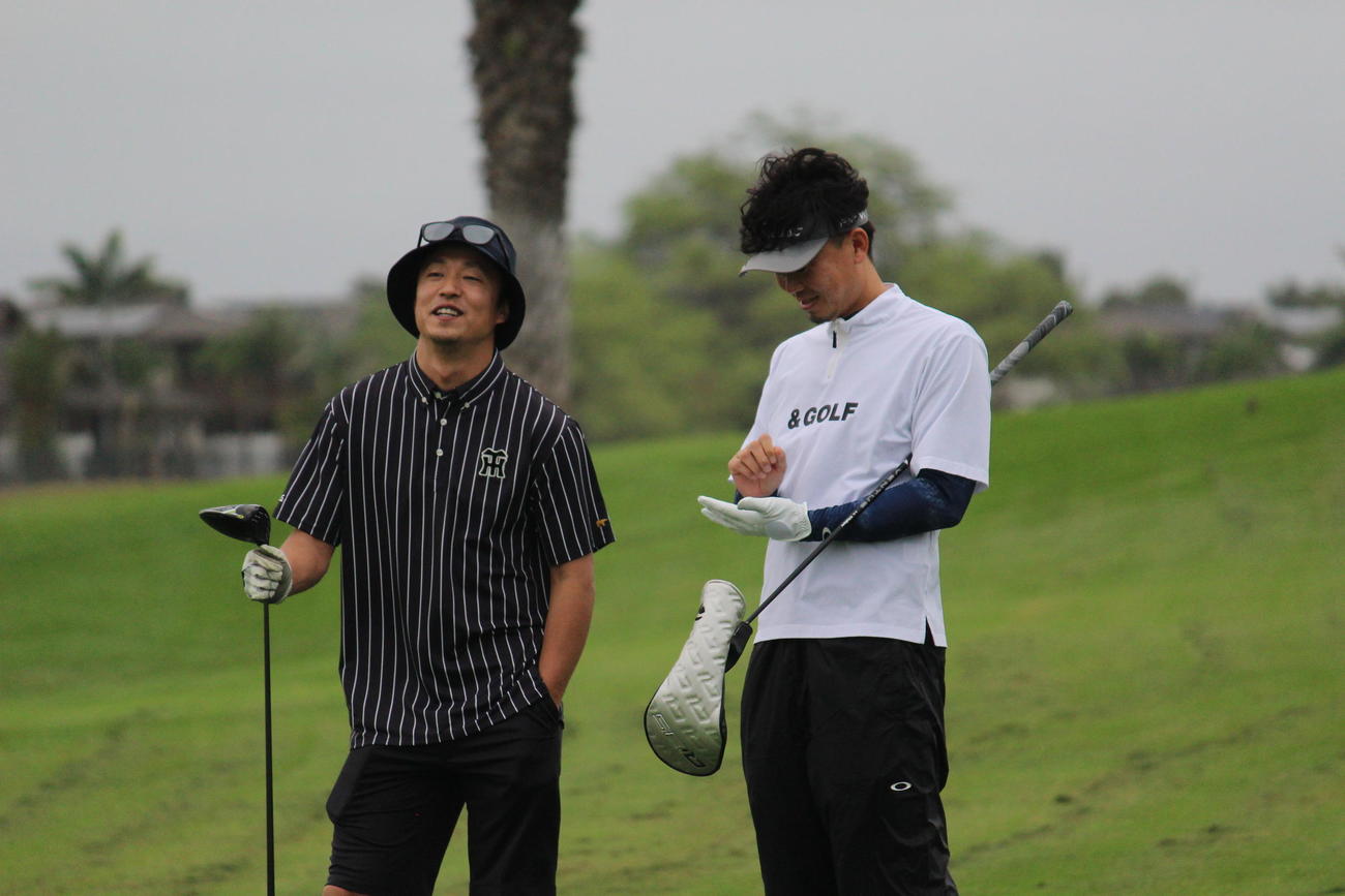 優勝旅行で球団主催のゴルフコンペに参加した日本ハムへ移籍する島本（左）（撮影・磯綾乃）