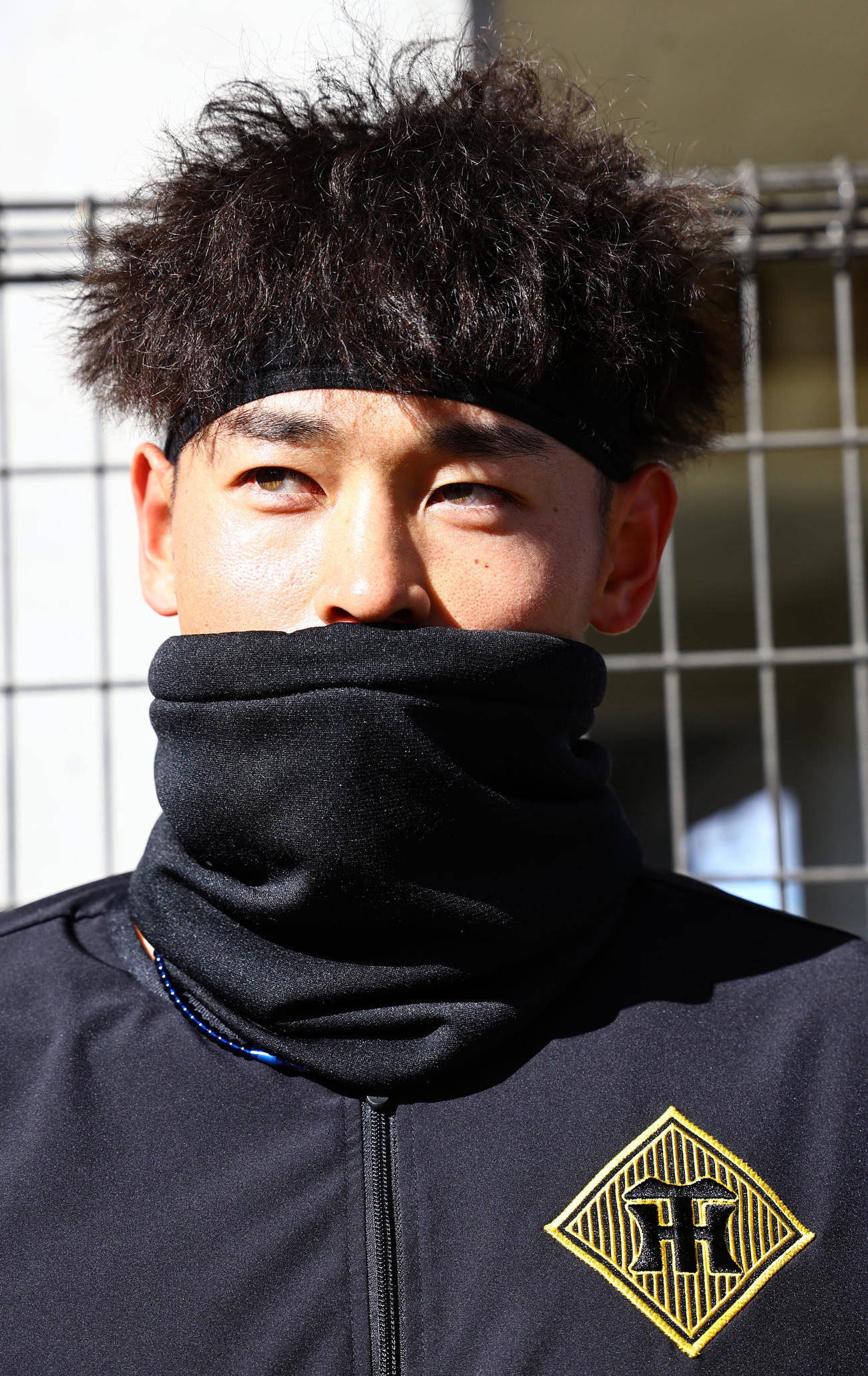 自主トレに励む早川は取材を受ける（撮影・上田博志）