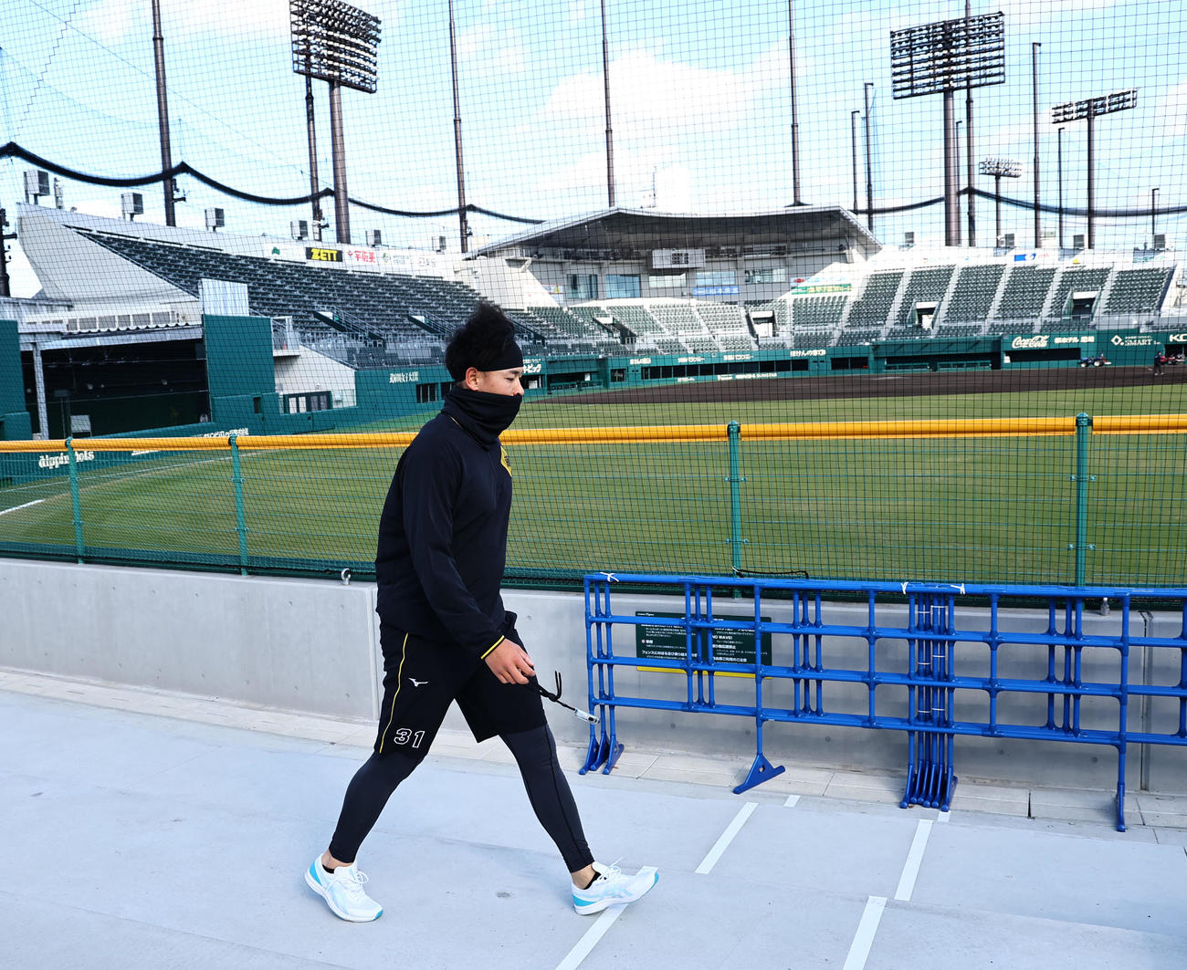 ランニングで汗を流した早川は室内練習場へ戻る（撮影・上田博志）