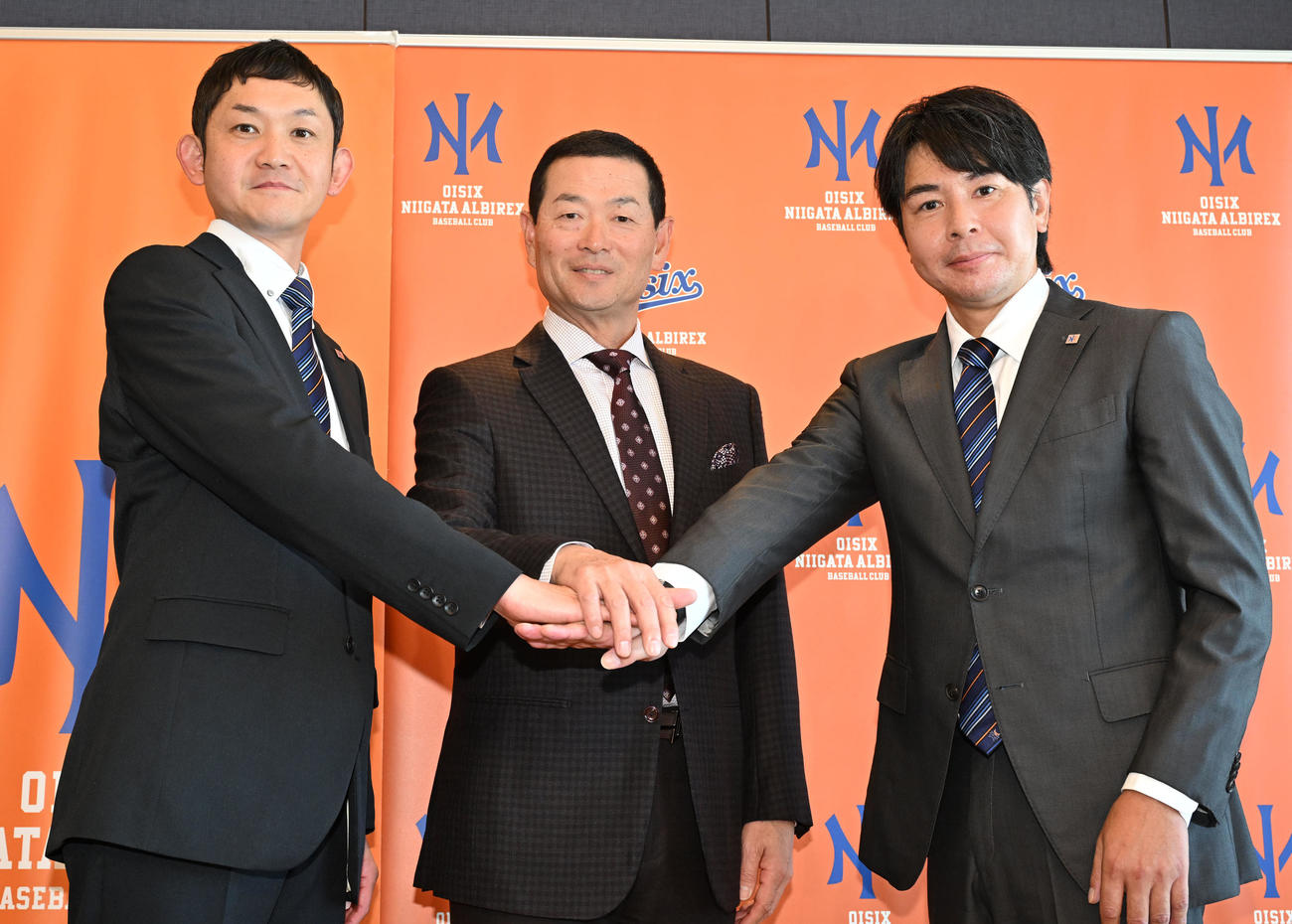 記者会見を終え、写真撮影に応じる、左から新潟プロ野球団の池田社長、桑田氏、武田監督（撮影・千葉一成）