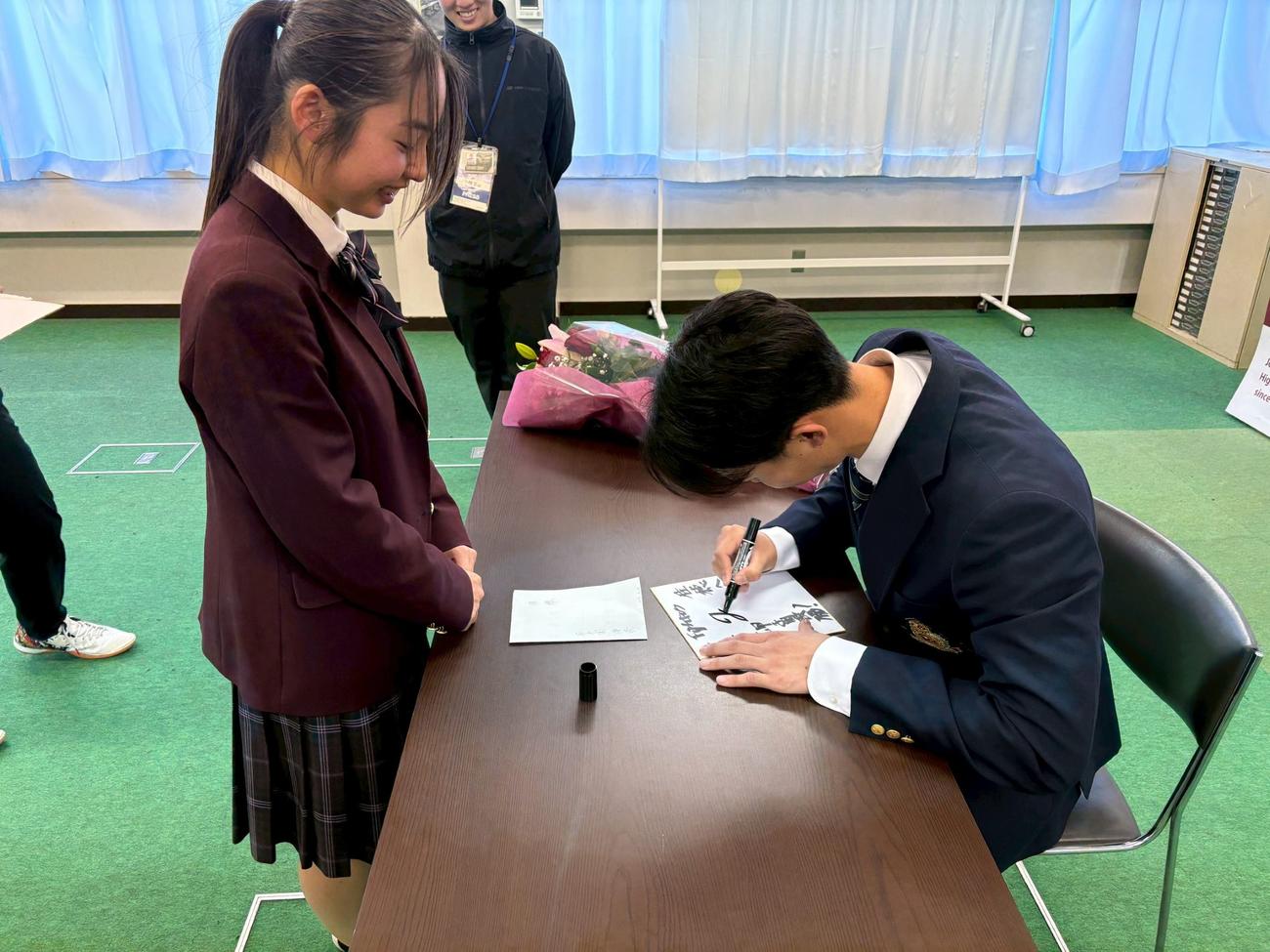 常総学院の生徒にサインを書く日本ハムドラフト1位大川