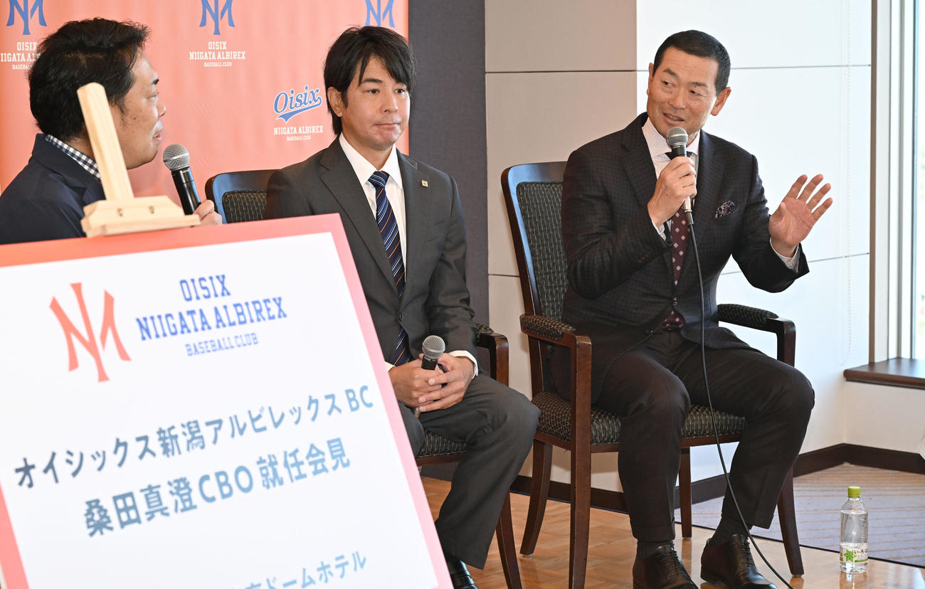オイシックス新潟アルビレックスBCのCBOに就任し記者会見で武田監督（中央）とトークセッションする桑田氏（右）（撮影・千葉一成）