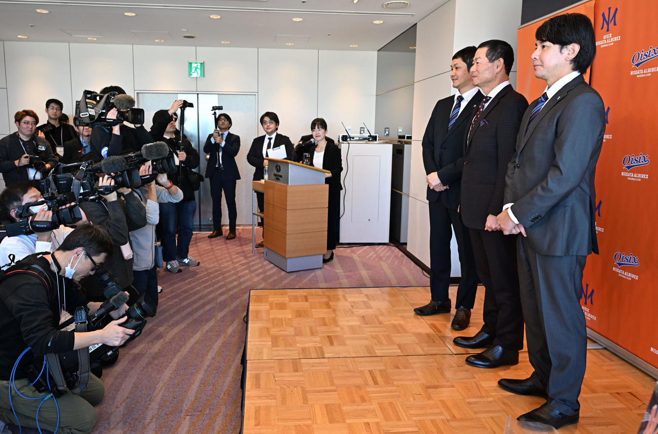 記者会見を終え、写真撮影に応じる、右から武田監督、桑田氏、新潟プロ野球団の池田社長（撮影・千葉一成）