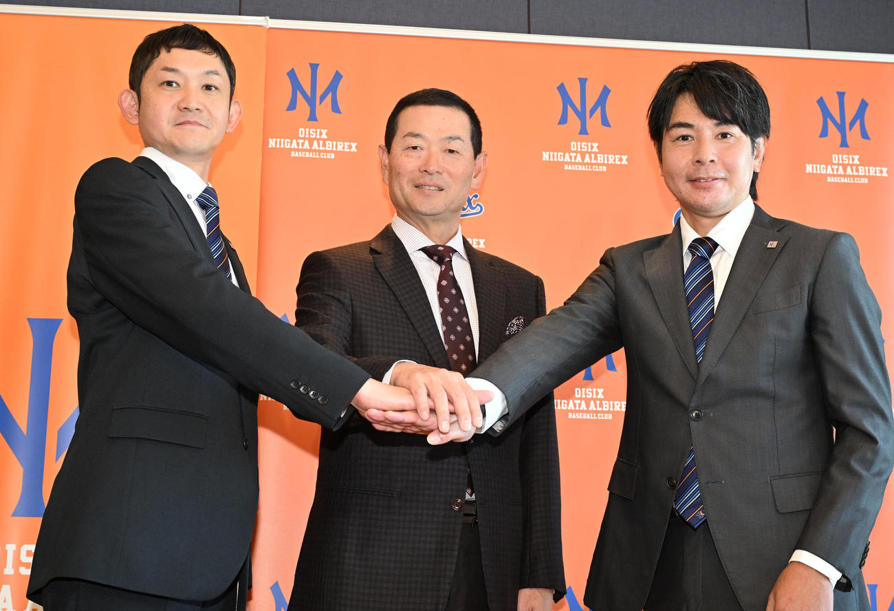 記者会見を終え、写真撮影に応じる、左から新潟プロ野球団の池田社長、桑田氏、武田監督（撮影・千葉一成）