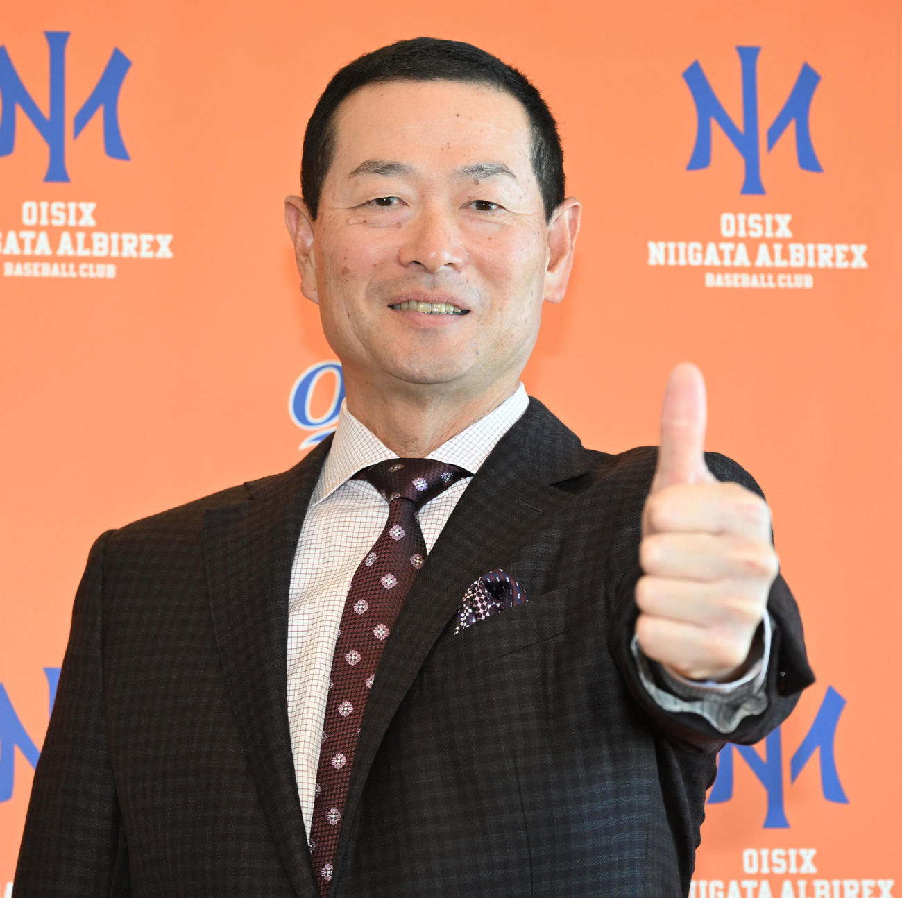 オイシックス新潟アルビレックスBCのCBO就任記者会見を終え、ポーズを取る桑田氏（撮影・千葉一成）