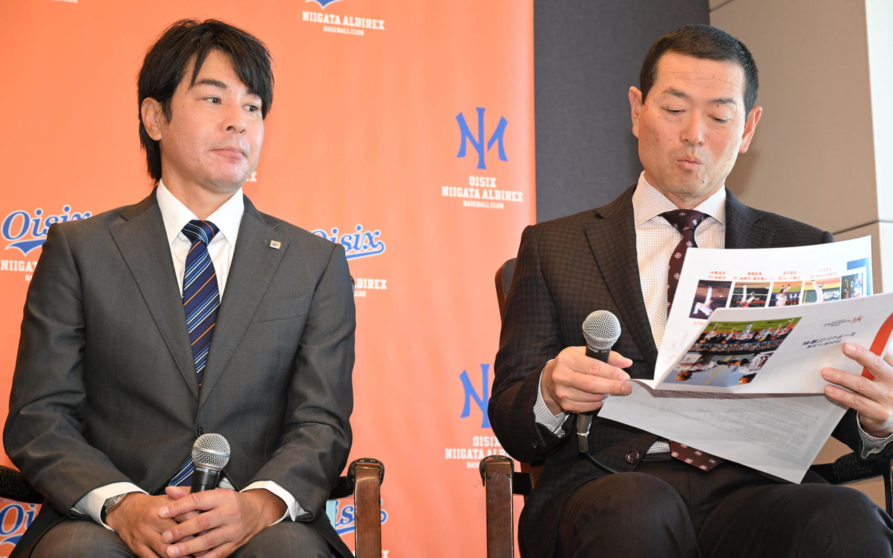 資料に目を通すオイシックス新潟アルビレックスBCのCBOに就任した桑田氏。左は武田監督（撮影・千葉一成）
