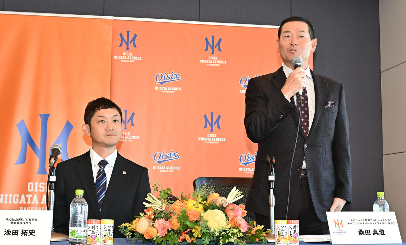 オイシックス新潟アルビレックスBCのCBO就任記者会見であいさつする桑田氏。左は新潟プロ野球団の池田社長（撮影・千葉一成）