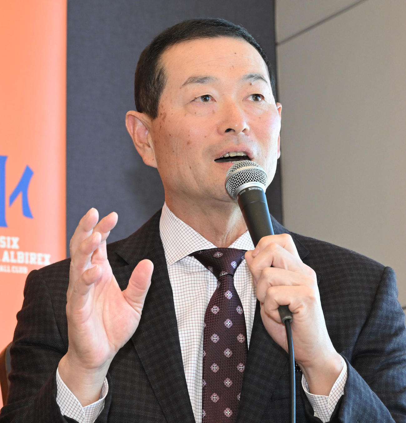 オイシックス新潟アルビレックスBCのCBOに就任記者会見で記者の質問に答える桑田氏（撮影・千葉一成）